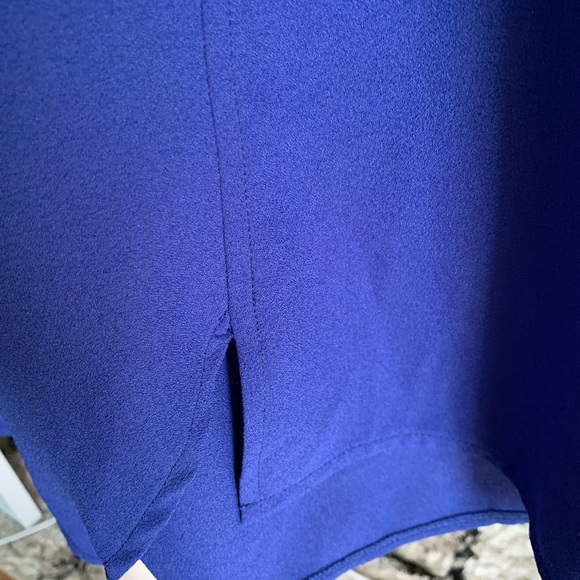 Blue short dress with tiny slit and zipper back - Picture 4 of 5